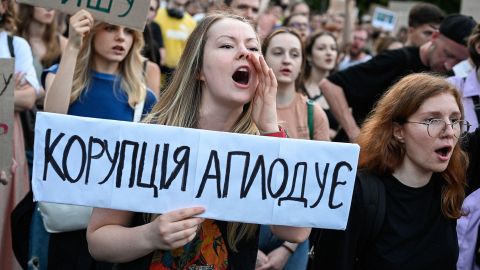 Las protestas contra la ley firmada por Zelensky que debilita las agencias anticorrupción de Ucrania