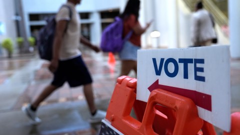 Una jueza falló en contra de posponer las elecciones locales de Miami para el año próximo.