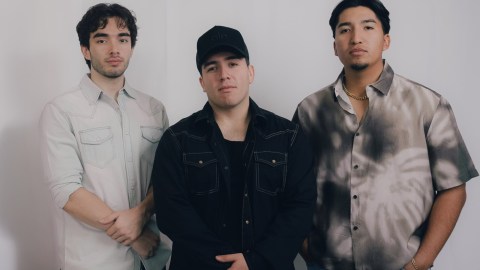 Los hermanos Brian (izq.).y Pedro Tovar, y Damián Pacheco, son los integrantes de Eslabón Armado, una banda originaria del norte de California