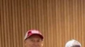 La embajada de EE.UU. en Venezuela publicó en X una foto de los 10 estadounidenses liberados en un canje de prisioneros.