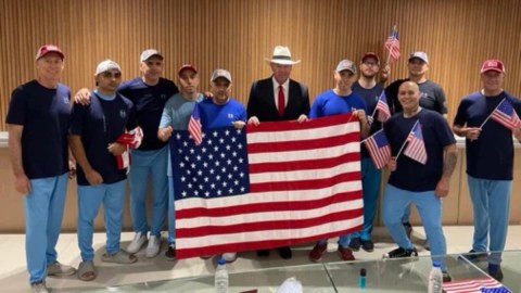 La embajada de EE.UU. en Venezuela publicó en X una foto de los 10 estadounidenses liberados en un canje de prisioneros.