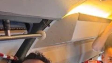 Los estadounidenses que Venezuela liberó en el avión de regreso a su país.