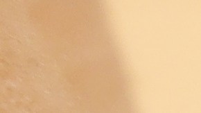 Lejos de soltar el "sí", la chica miró para todos lados con una clara expresión de vergüenza.