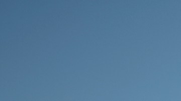 Familias esperan el viernes para saber de los detenidos tras redadas de ICE en dos granjas de California.