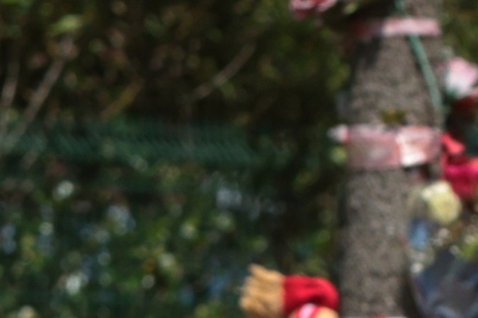 Aficionados del Liverpool  dejan flores y otros regalos conmemorativos cerca de Anfield, estadio del Liverpool.