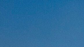 Una manifestante huye del gas lacrimógeno lanzado por agentes de ICE durante una redada en la zona agrícola de Camarillo, California, el 10 de julio de 2025.