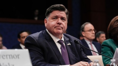 El gobernador demócrata de Illinois, JB Pritzker, reconoció la importancia del fallo a favor de las políticas de santuario.