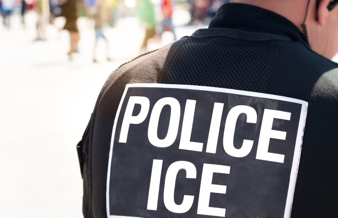 Agentes de ICE contactaron a la inmigrante por una supuesta falla en su grillete y la arrestaron.