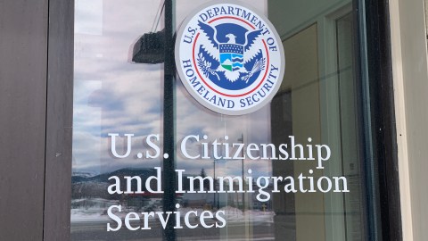 La madre de origen mexicano recibió un mensaje del USCIS donde le informaban que su permiso de residencia temporal no fue concedido.