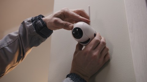 Las cámaras exteriores ofrecen visión nocturna en color, resolución HD de 1080p, un campo de visión de 140 grados y pueden instalarse de forma inalámbrica o con cable.
