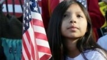 Niños ciudadanos frente al edificio federal de Servicios de Inmigración y Naturalización (USCIS) en Los Ángeles.