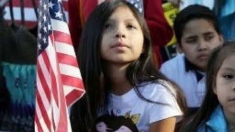 Niños ciudadanos frente al edificio federal de Servicios de Inmigración y Naturalización (USCIS) en Los Ángeles.