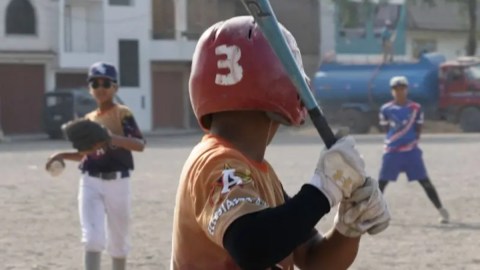 Desde 2020 viene funcionando el club de béisbol Los Astros en Lima, que está conformado principalmente por niños migrantes venezolanos.