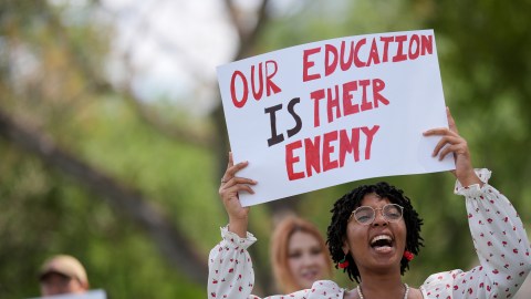 El Departamento de Educación investigará las becas para Dreamers que otorgan varias universidades.