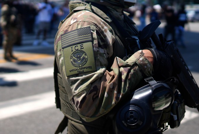 En las últimas semanas, agentes de ICE y Marines se han asociado para aumentar las detenciones de inmigrantes.