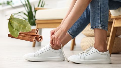 El laurel y la canela en el zapato o tenis es un ritual para la prosperidad.