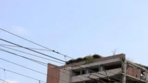 El antiguo Ministerio de Defensa de Belgrado podría convertirse en un complejo de lujo. Un edificio público impactado por una bomba.