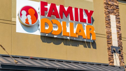 La tienda Family Dollar afectada es un comercio frecuentado por residentes del vecindario, muchos de los cuales acudieron al lugar al enterarse del incidente.