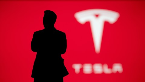 Tesla quiere asegurar tener acceso a chips de última generación para poder integrarlos en sus servicios de conducción autónoma y sus robots