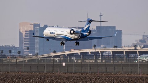 El vuelo logró aterrizar sin mayores incidentes minutos después.