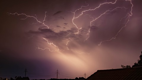 Las tormentas han derribado árboles, dañado estructuras y dejado más de 170,000 personas sin electricidad hasta la mañana del martes.