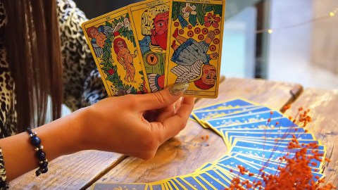 El tarot predice riesgo económico para estos signos.
