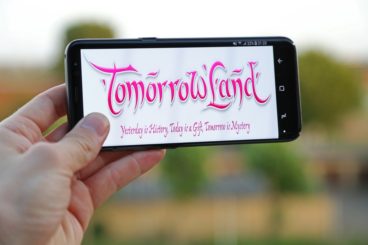 Joven latina llora del “estrés” por ir a Tomorrowland y provoca reacciones: “Quisiera tener sus problemas”