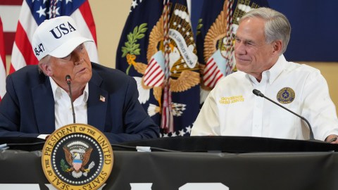 El presidente Donald Trump y el gobernador de Texas, Greg Abbott, durante una mesa redonda con socorristas y funcionarios locales en Texas.