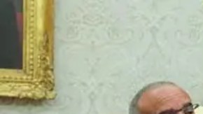 Algunos periodistas notaron morados en las manos del presidente durante la visita del Primer Ministro de Bahrein a la Casa Blanca.