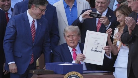 Ley fiscal de Trump dejará a más de 10 millones de personas sin seguro
