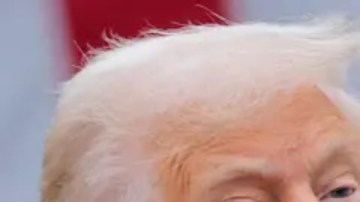 Trump con la tabla de aranceles.