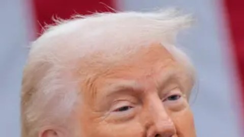 Trump con la tabla de aranceles.
