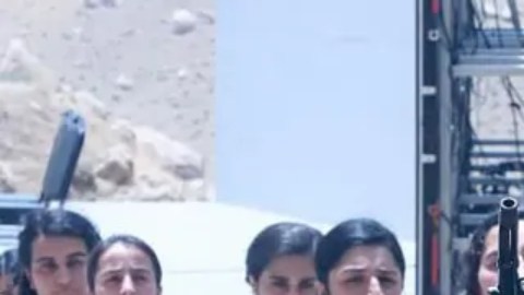 Treinta combatientes del PKK destruyeron sus armas en una ceremonia en el Kurdistán iraquí.
