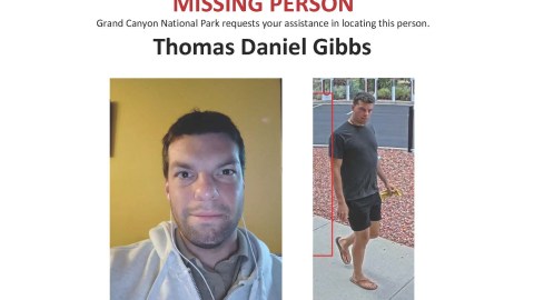 Thomas Gibbs es descrito como un hombre de 1,85 metros de estatura, con cabello castaño y ojos marrones.