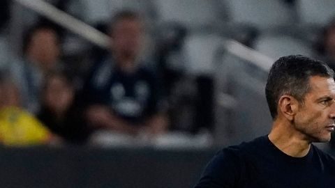 San Diego, California, Estados Unidos, 29 de julio de 2025. Jaime Lozano, director técnico y Luis Rodríguez "Chaka", durante el partido de fase de grupos de la Leagues Cup 2025, entre los los Tuzos del Pachuca y el San Diego FC, realizado en el Snapdragon Stadium. Foto: Imago7/ Sebastián Laureano Miranda