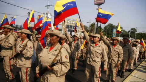 Venezuela: cientos se alistan en milicia a pedido de Maduro