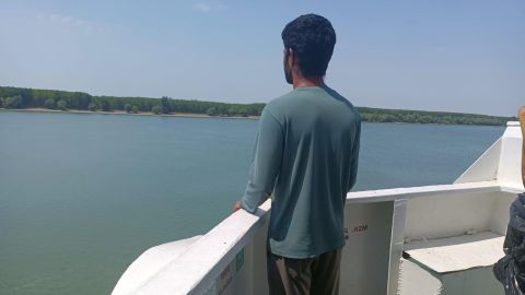 "Nos vimos forzados a romper y quemar la madera del barco para cocinar": por qué miles de marineros son abandonados cada año en sus buques