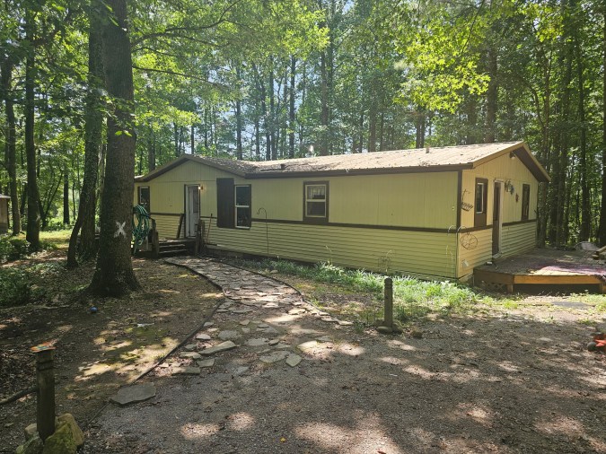 agentes que acudieron a su domicilio para ejecutar varias órdenes de arresto previas por amenazas contra funcionarios públicos y agentes del orden.