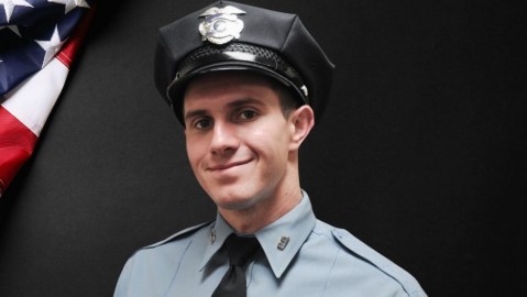 Hunter Simoncic era originario de Galesburg, Kansas, y se graduó en 2023 de la Academia de Policía del Departamento de Kansas City, Kansas.