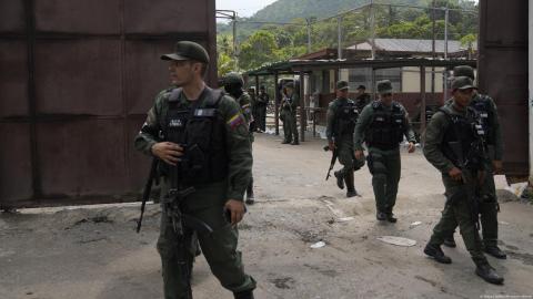 Venezuela mandará 15 000 efectivos a frontera con Colombia