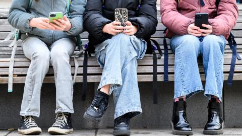 Mientras los niños solo miran sus teléfonos móviles, ya no juegan ni se comunican entre ellos.