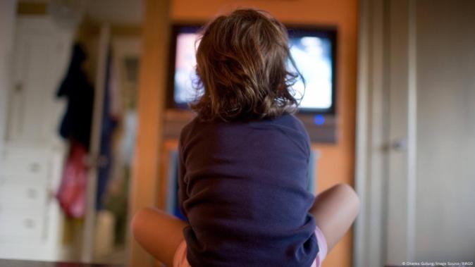 Por cada minuto que pasa frente a la pantalla, un niño escucha seis palabras menos de sus padres.