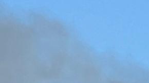 Un avión de extinción de incendios descarga sobre el fuego en el Gran Cañón.