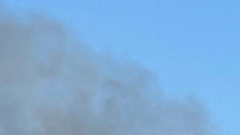 Un avión de extinción de incendios descarga sobre el fuego en el Gran Cañón.