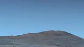 Imagen compuesta por el róver Perseverance en un día claro y sin polvo en Marte, con colores realzados que se parecen engañosamente a la Tierra.