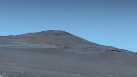Imagen compuesta por el róver Perseverance en un día claro y sin polvo en Marte, con colores realzados que se parecen engañosamente a la Tierra.