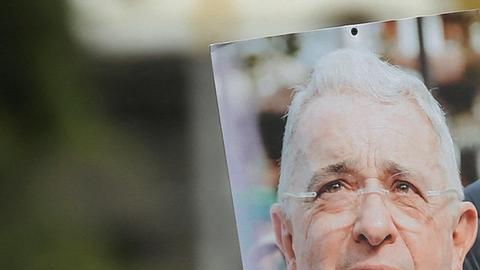 Justicia de Colombia ordena liberar a expresidente Uribe