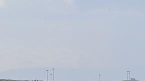 Camiones de la UNRWA circulan por Gaza entregando algo de ayuda a los gazatíes.