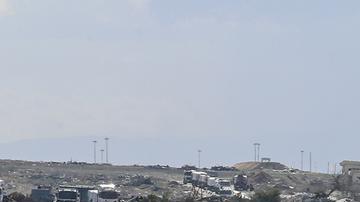 Camiones de la UNRWA circulan por Gaza entregando algo de ayuda a los gazatíes.