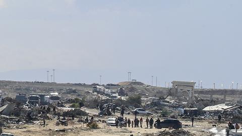 Camiones de la UNRWA circulan por Gaza entregando algo de ayuda a los gazatíes.